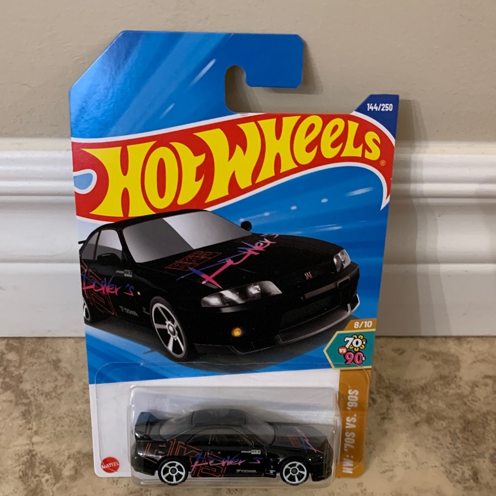 Hot Wheels Black Skyline Nissan GTR 70s vs 90s